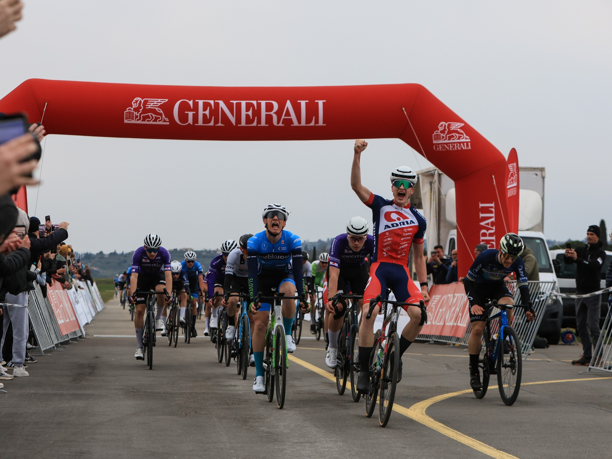 MAI PREVEJŠEK SLAVIL V SEČOVLJAH, ANŽE SKOK IN NEJC PETERLIN V IZOLI V ČASU ZMAGOVALCA