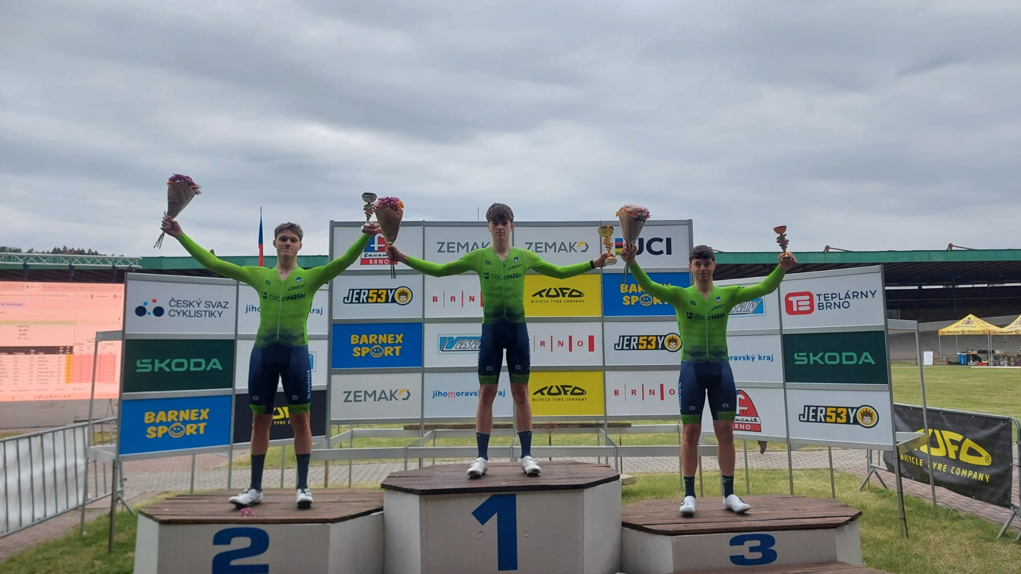 NA VELODROMU V BRNU MAI PREVEJŠEK NAJBOLJŠI MED MLADINCI, ANTON DERGANC JE BIL DRUGI, NEJC PETERLIN PA MED ČLANI TRETJI